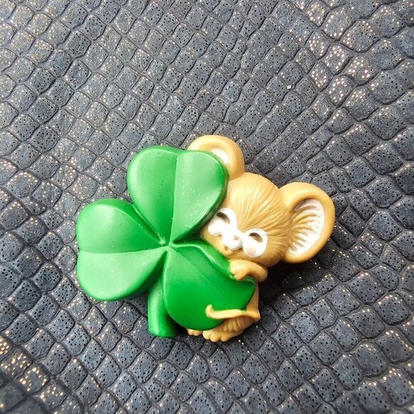 Vintage 1988 Hallmark Mouse & Shamrock Brooch Pin - Picture 1 of 7